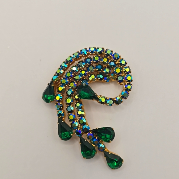Vintage Aurora Borealis Green Rhinestones Swirling Design Gold Tone Brooch - Picture 5 of 6